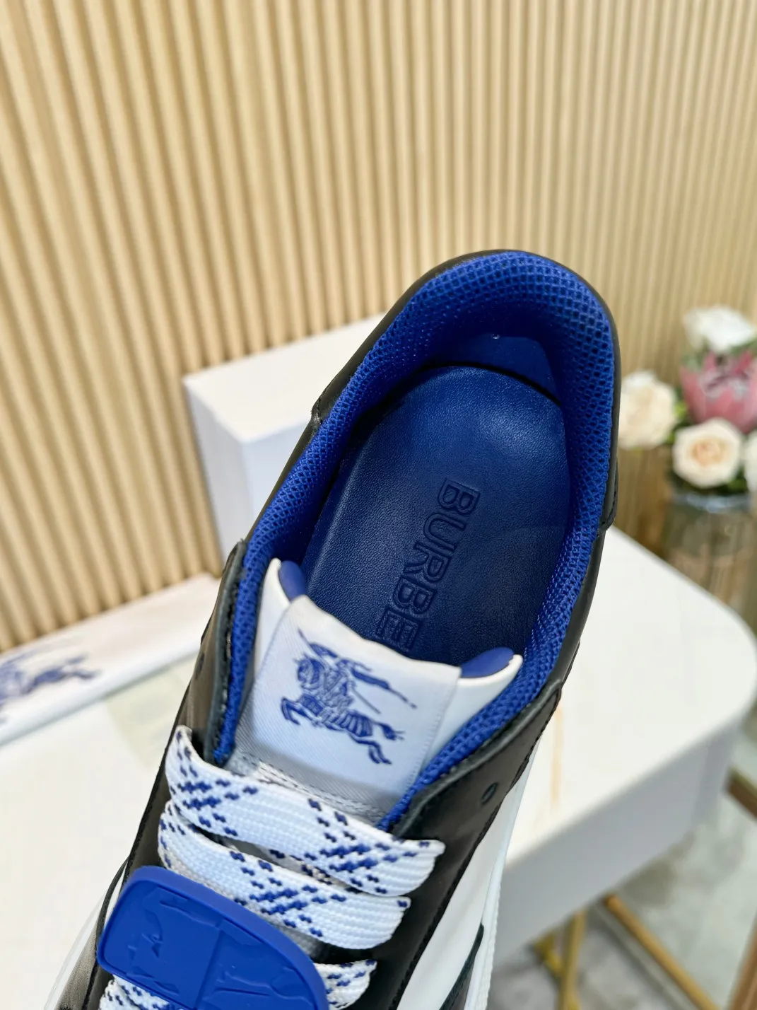 Men's men's shoes 💰560 Burberry's 2024 hot model is released. After three years, the classic plaid returns. It is versatile and decorated with worsted Burberry plaid pattern. Featuring a mesh lining and checkered laces, the rubber sole features the archive Burberry monogram. From Burberry's iconic collection, these wardrobe staples are interpreted with the brand's signature style.   ✅Fabric: classic cotton + silk cowhide ✅Lining: original board lining, silk cowhide lining ✅Outsole: TPU ✅Color: black/white ✅Code number: 35-45 for men and women (35, 45 customized)